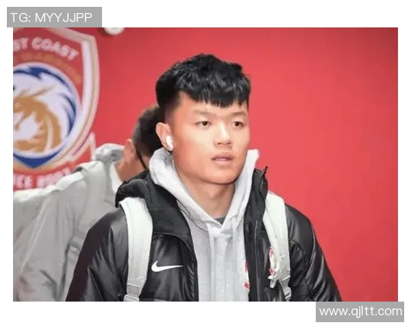 杨希在青岛西海岸的防守表现引发热议展现出色球技与团队协作精神